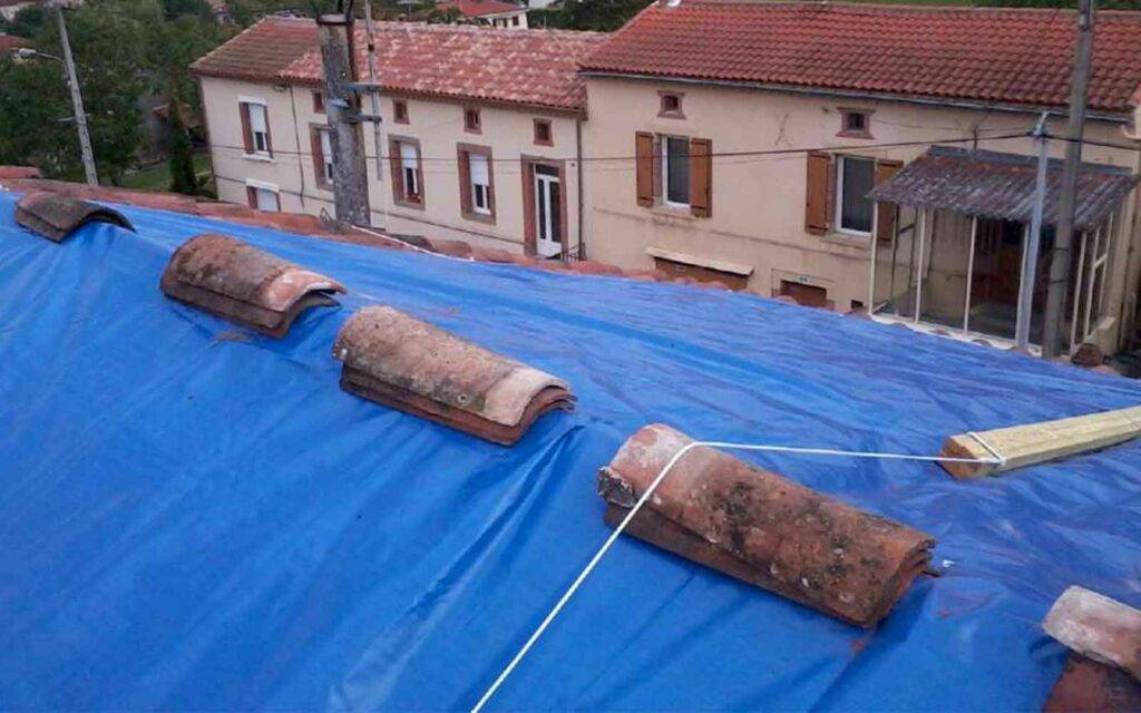 Bâche de toiture avant intervention couvreur Castres